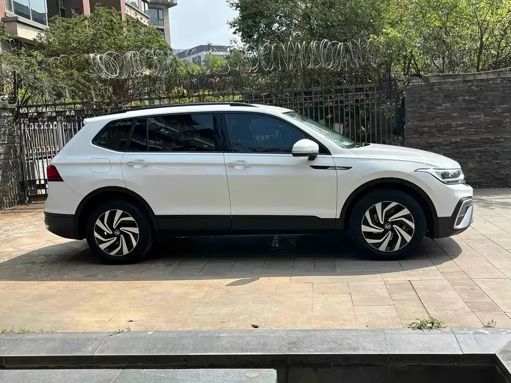 Volkswagen Tiguan L — фото 9