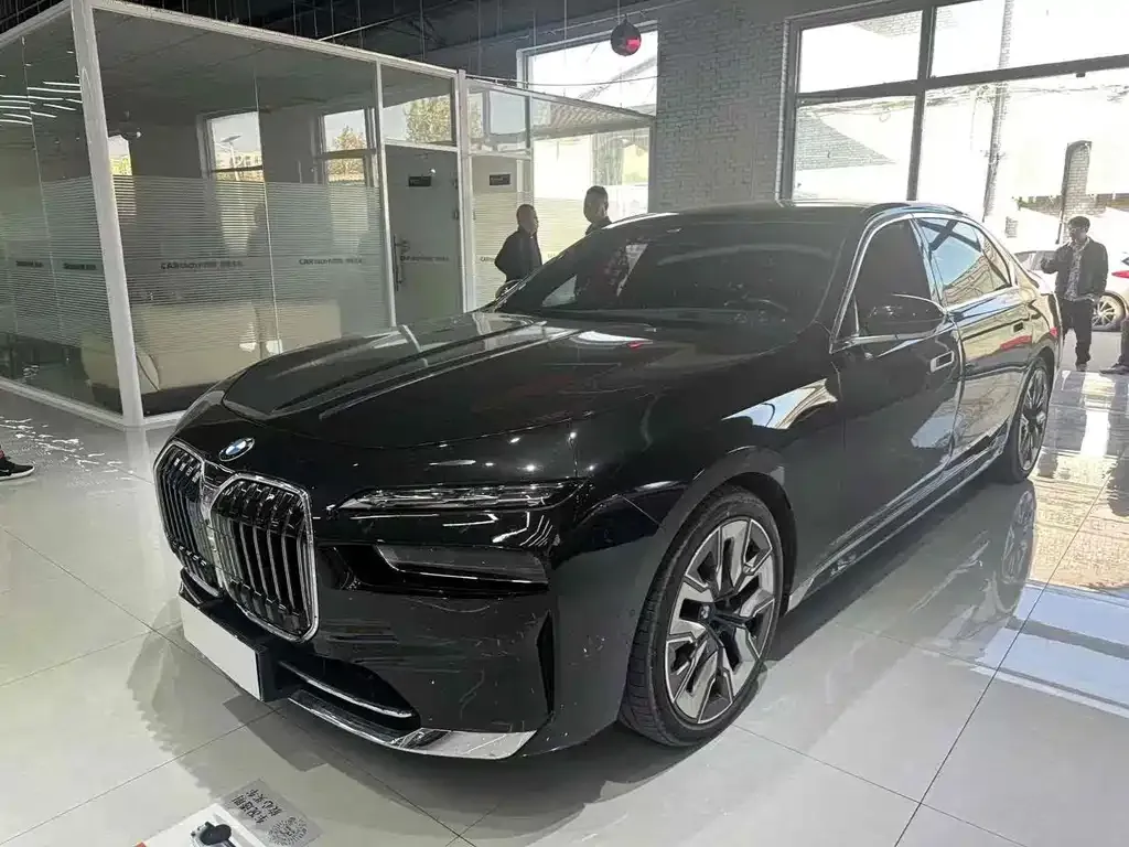 BMW i7 — фото 1