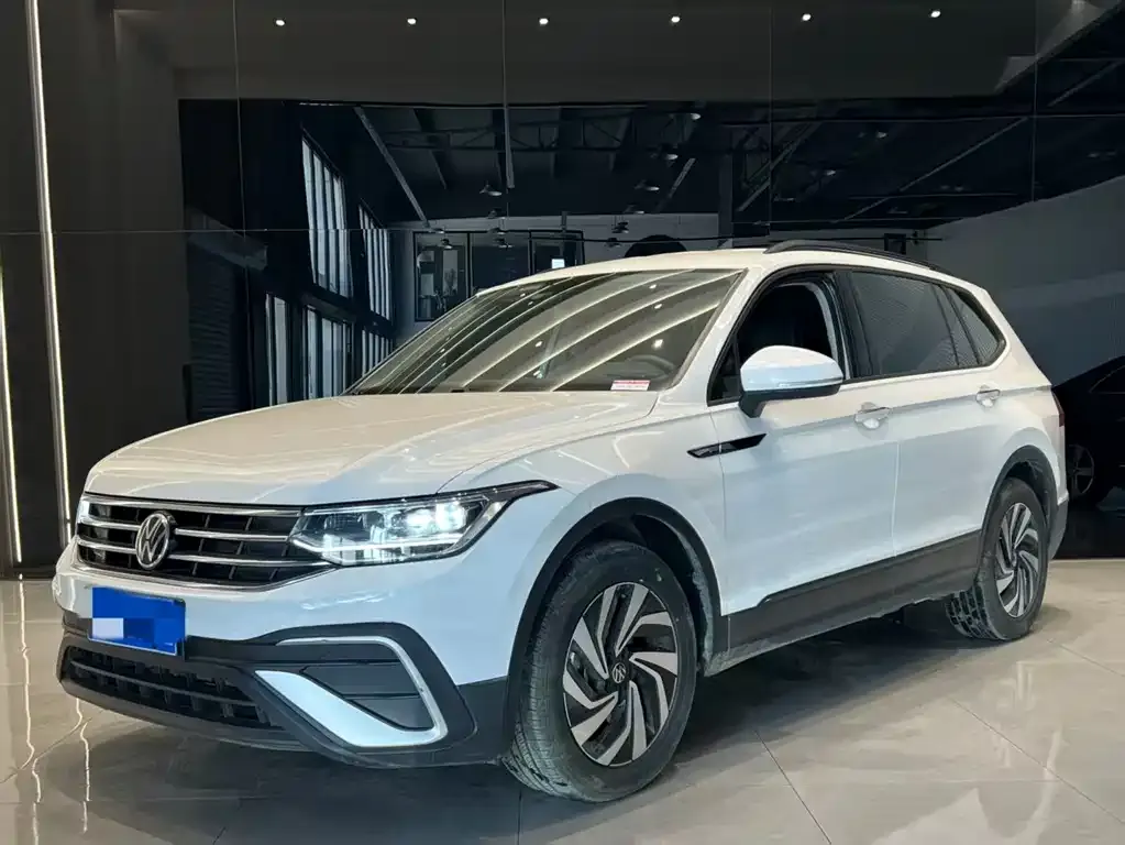 Volkswagen Tiguan L — фото 1