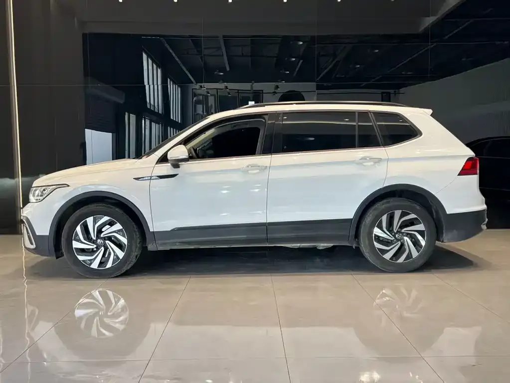 Volkswagen Tiguan L — фото 2