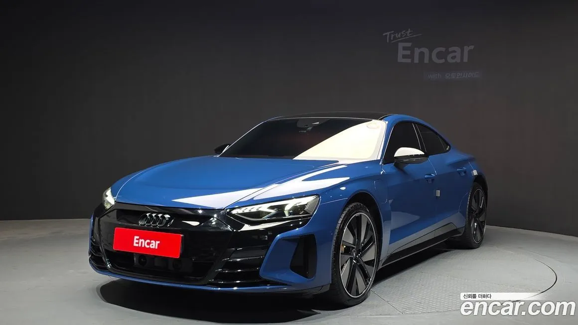 Audi e-tron GT — фото 1