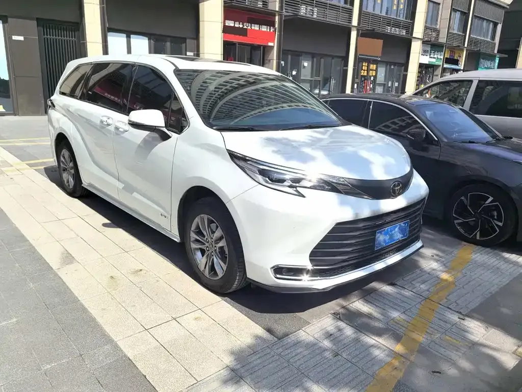 Toyota Sienna — фото 1