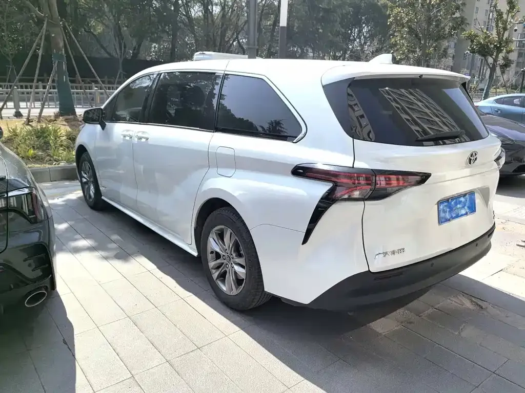 Toyota Sienna — фото 6