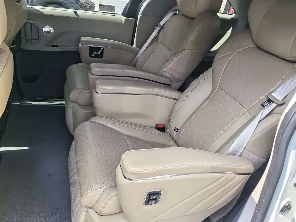 Toyota Sienna — фото 2