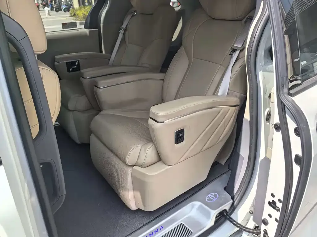 Toyota Sienna — фото 5