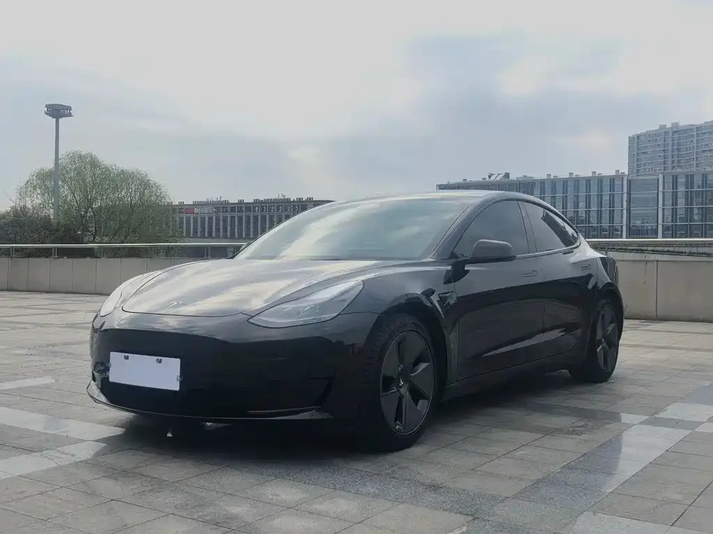 Tesla Model 3 — фото 1