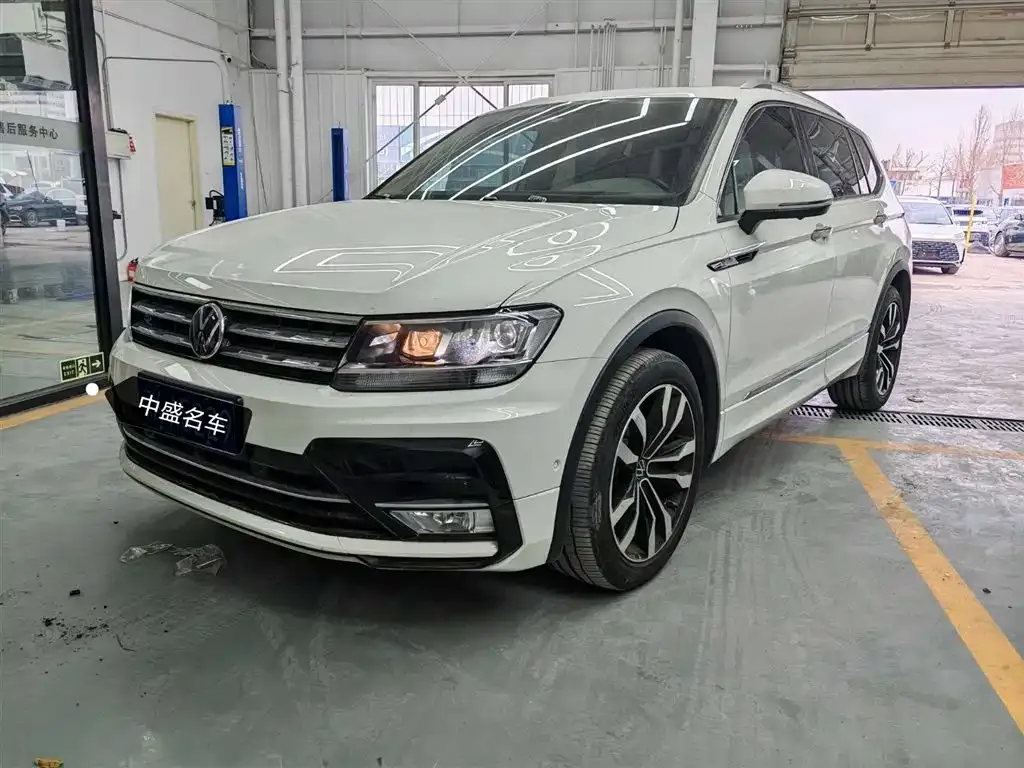 Volkswagen Tiguan L — фото 1