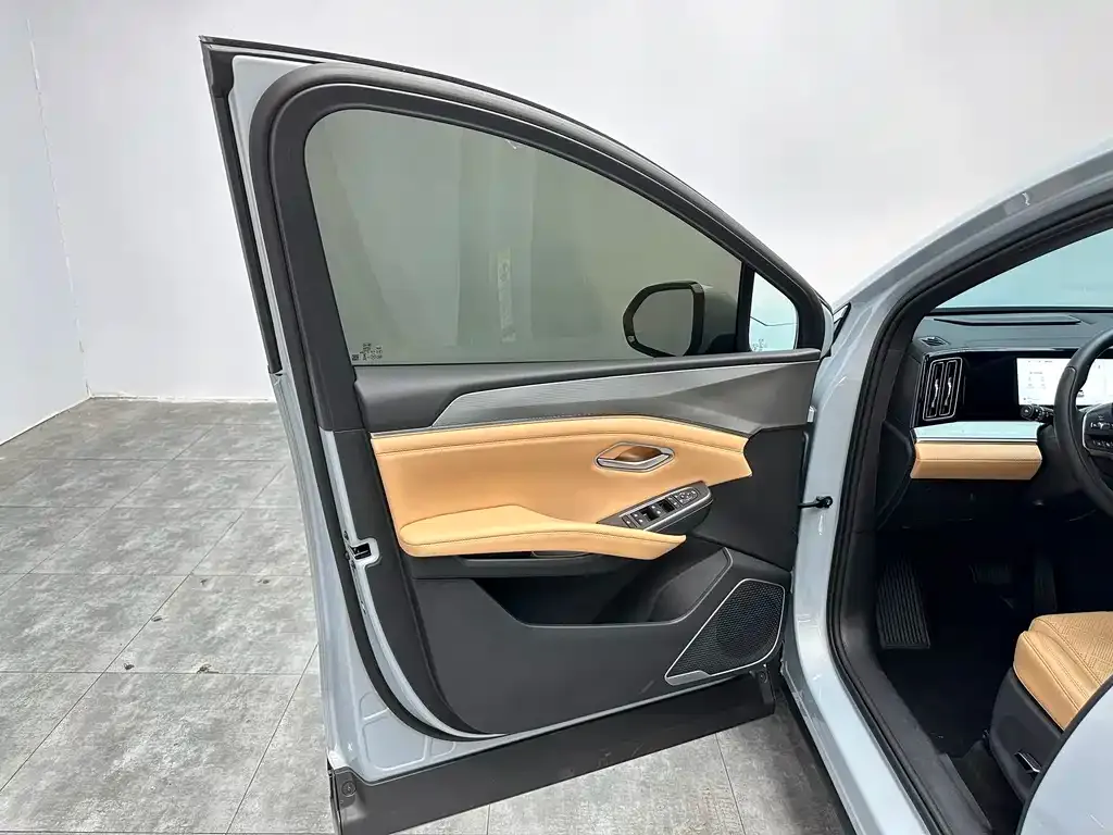 BYD L DM-i — фото 3