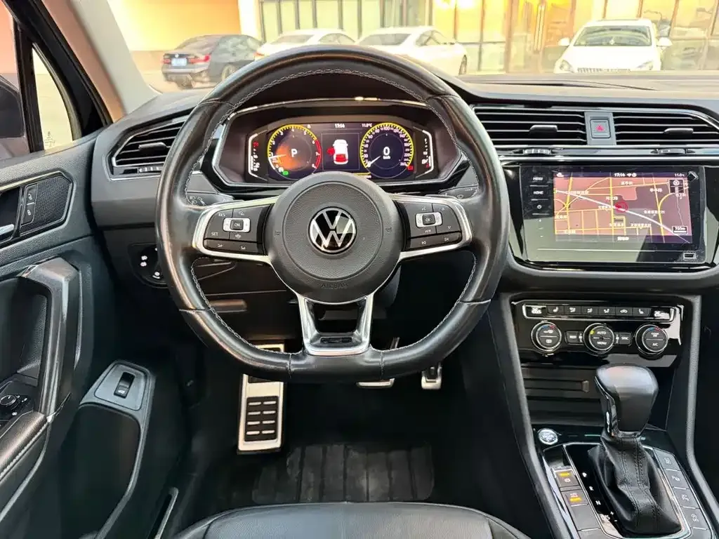 Volkswagen Tiguan L — фото 2