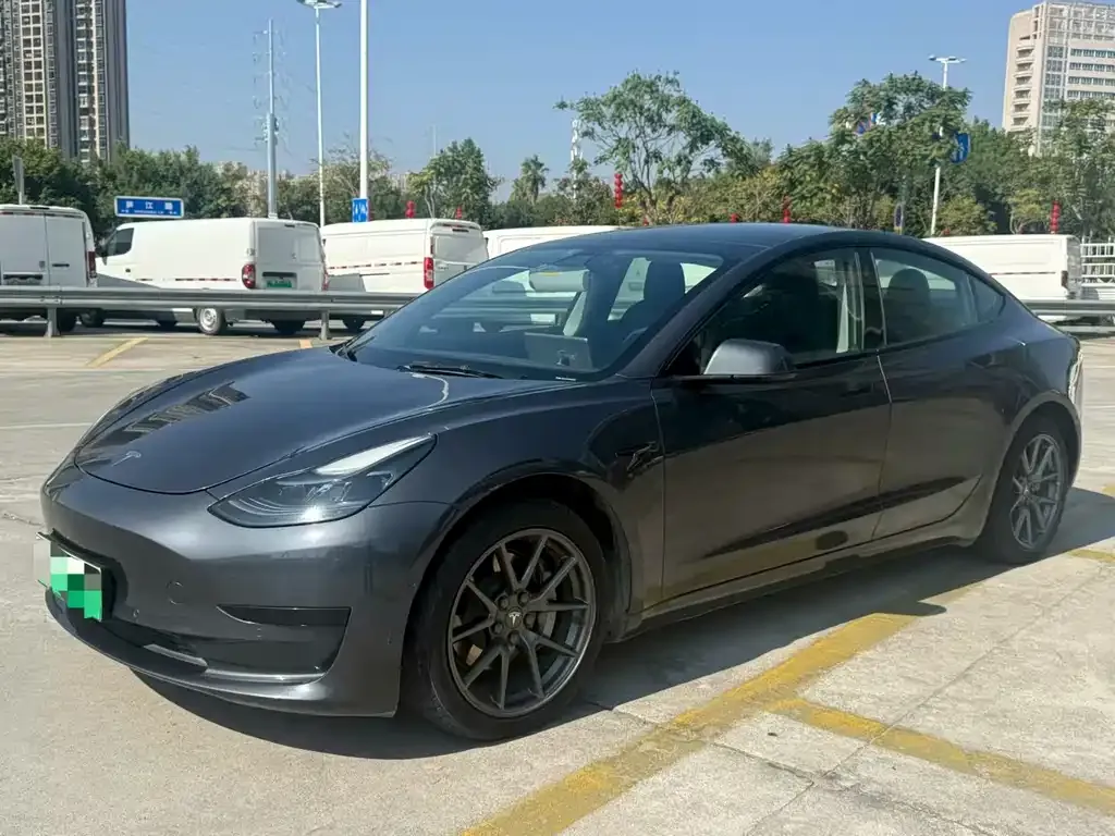 Tesla Model 3 — фото 1