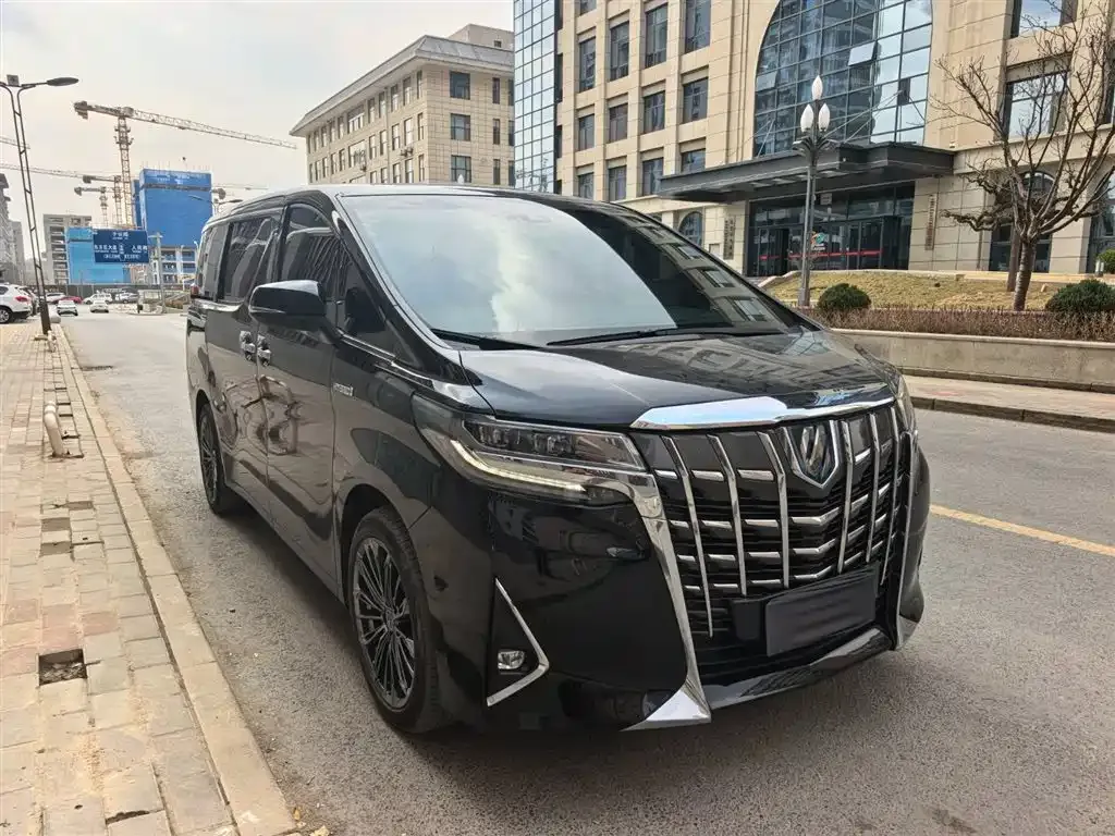 Toyota Alphard — фото 1