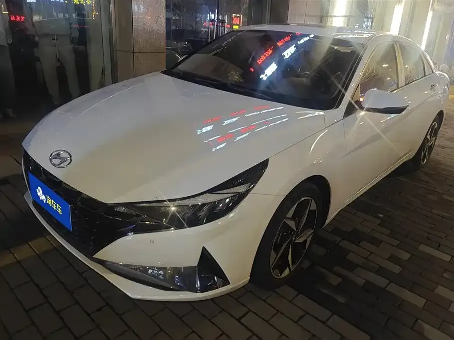 Hyundai Elantra — фото 1