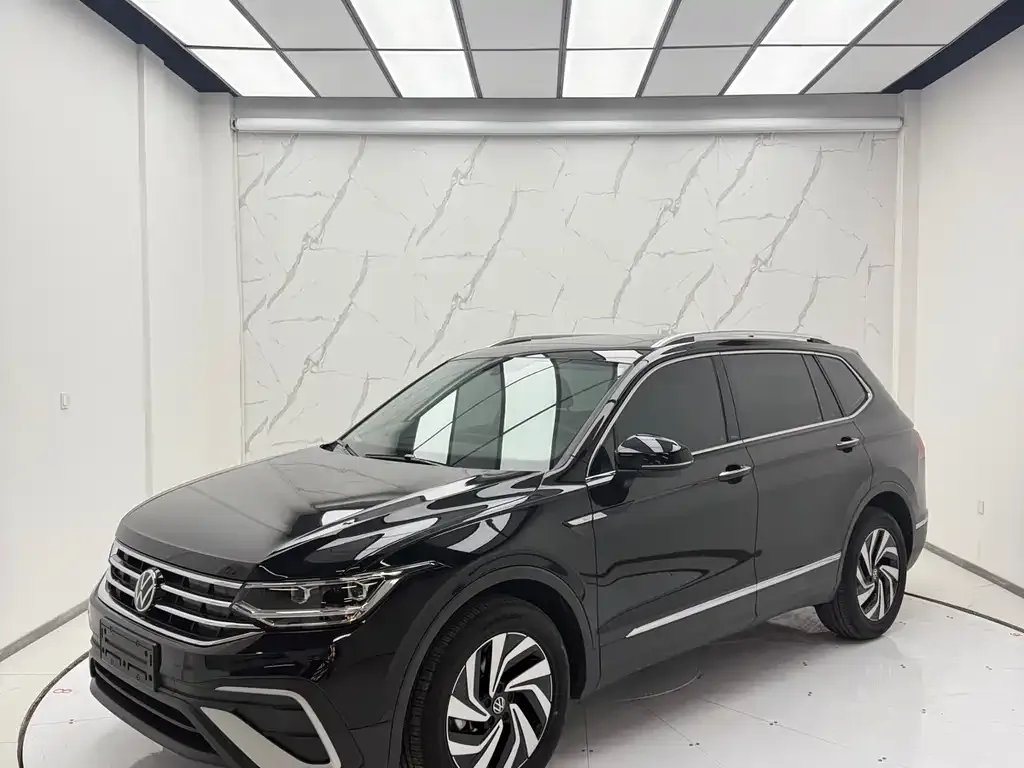 Volkswagen Tiguan L — фото 1