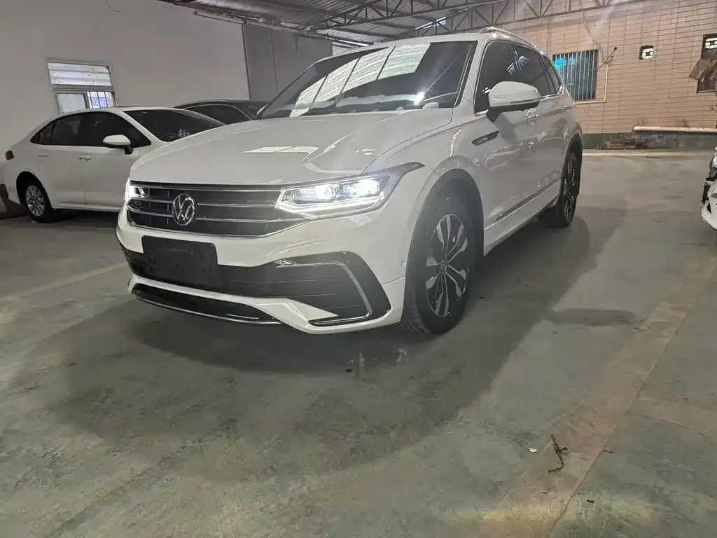 Volkswagen Tiguan L — фото 1
