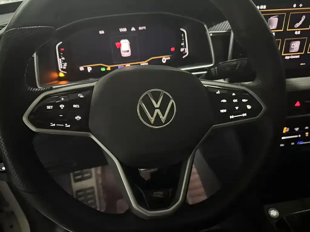 Volkswagen Tiguan L — фото 4