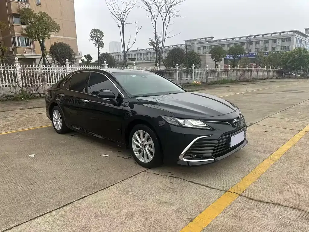 Toyota Camry — фото 1