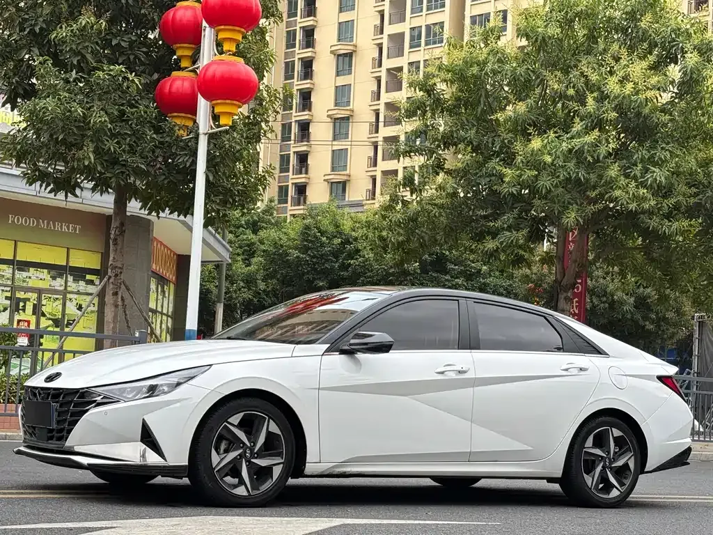 Hyundai Elantra — фото 1