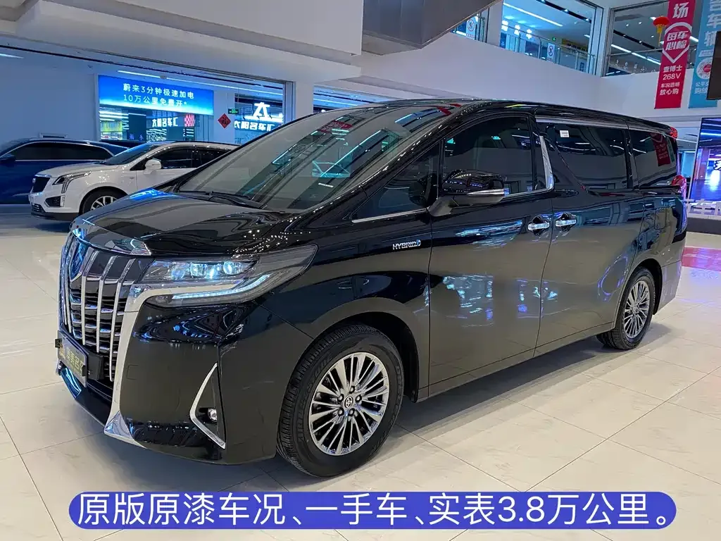Toyota Alphard — фото 1