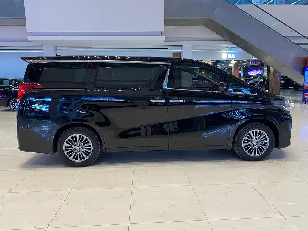 Toyota Alphard — фото 3