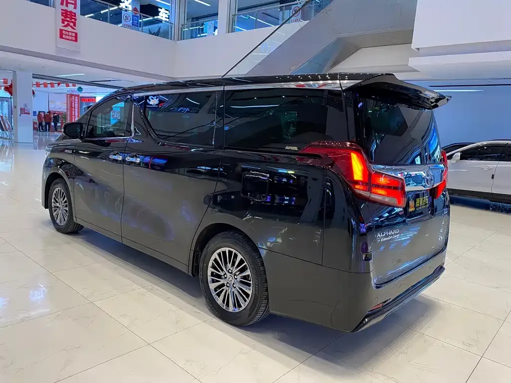 Toyota Alphard — фото 5