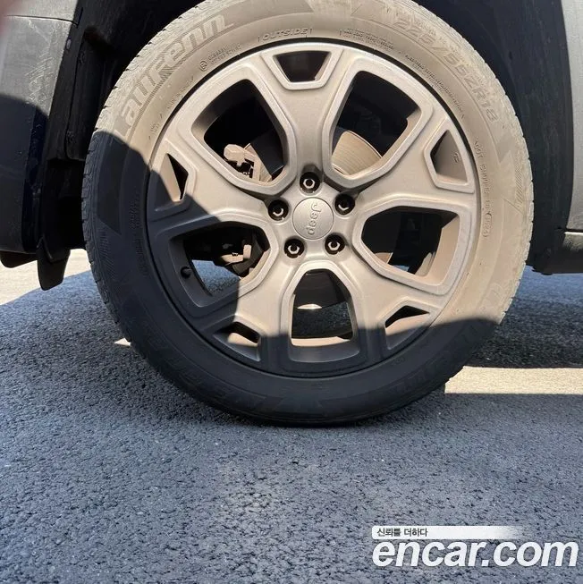 Jeep Renegade — фото 10