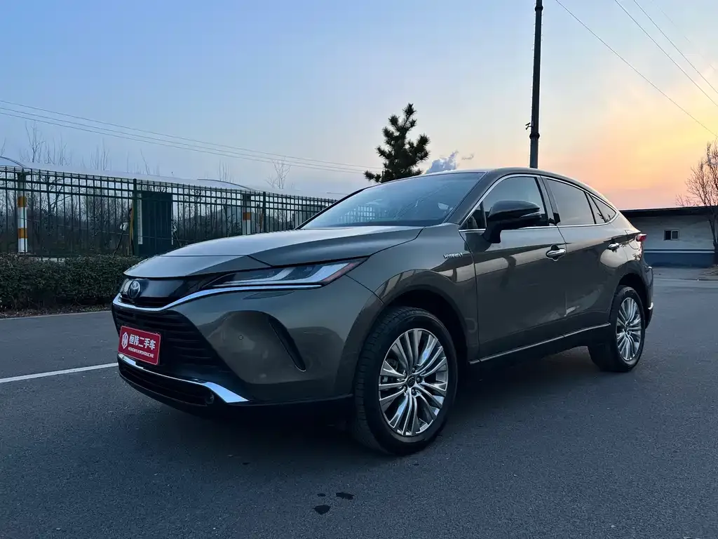 Toyota Harrier — фото 1