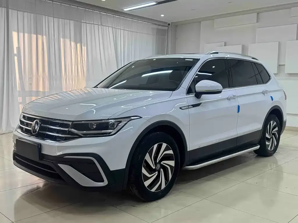 Volkswagen Tiguan L — фото 1