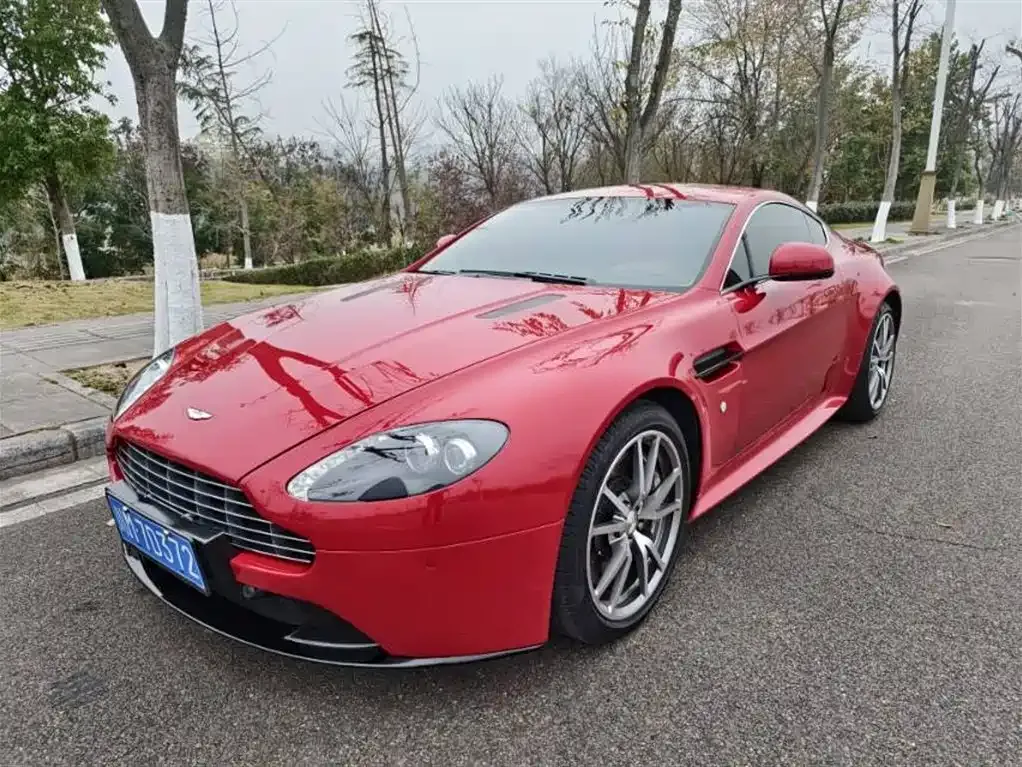 Aston Martin V8 Vantage — фото 1