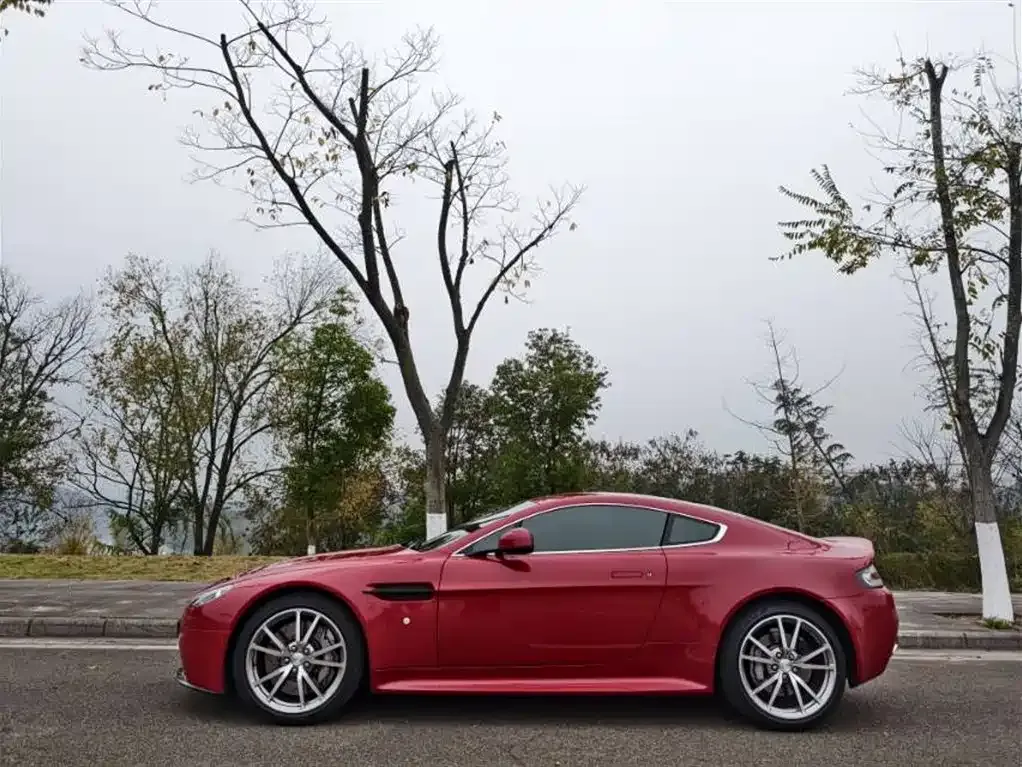 Aston Martin V8 Vantage — фото 6