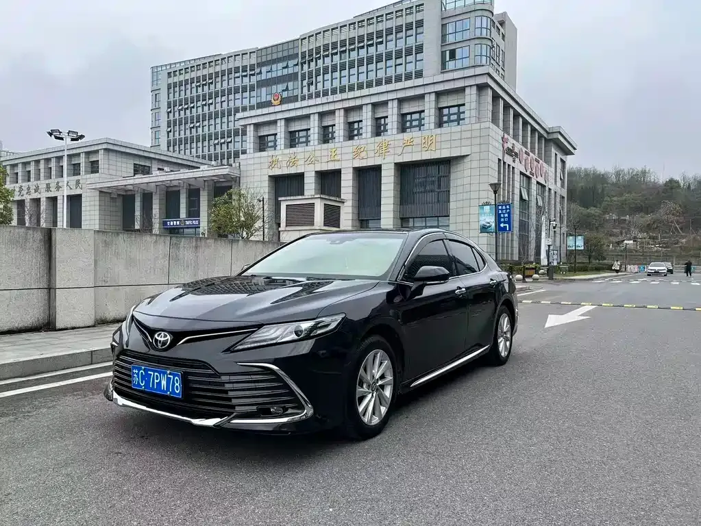 Toyota Camry — фото 1