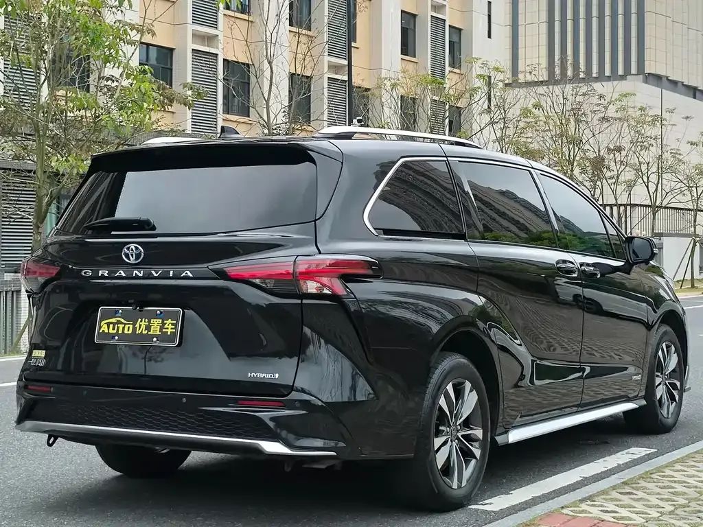 Toyota Granvia — фото 9