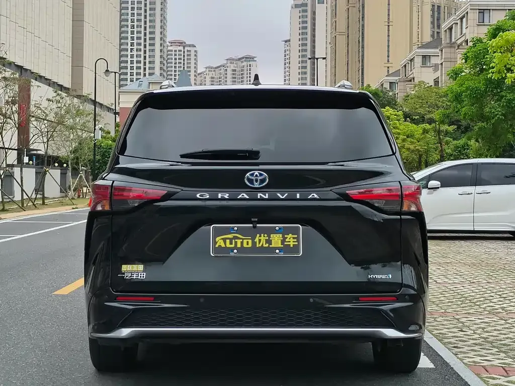 Toyota Granvia — фото 6