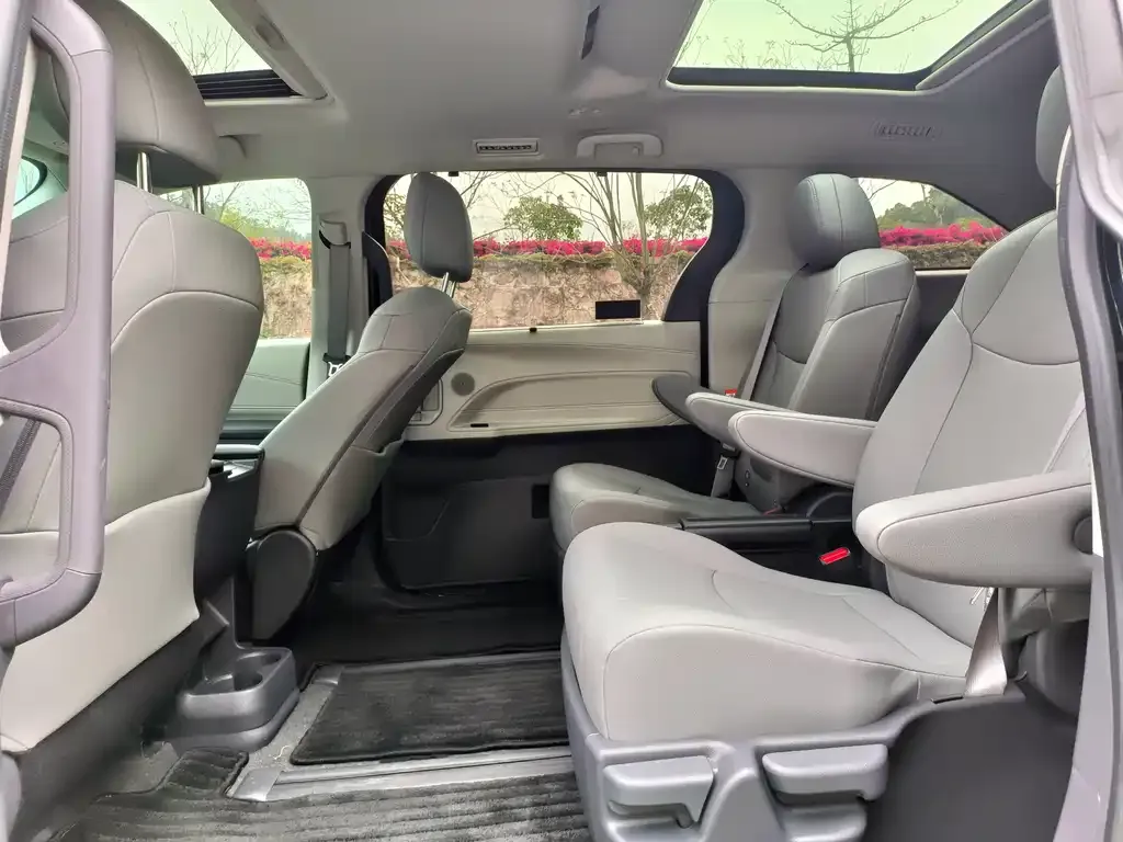 Toyota Granvia — фото 5