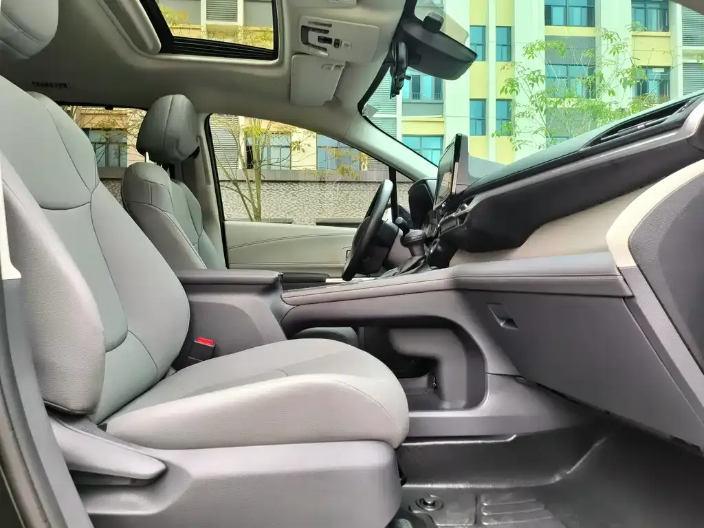 Toyota Granvia — фото 3