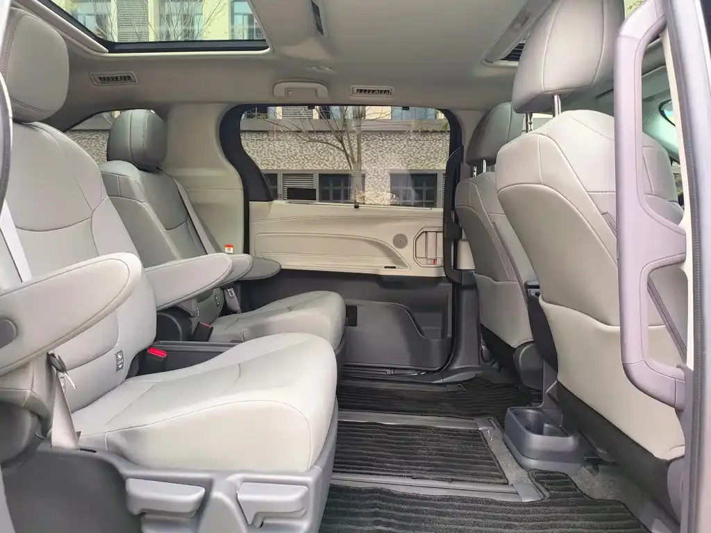 Toyota Granvia — фото 2