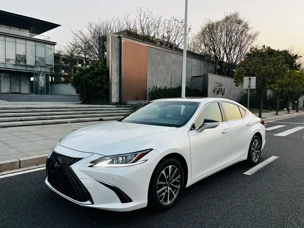 Lexus ES — фото 1