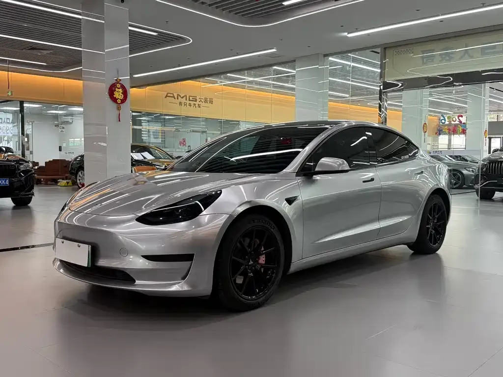 Tesla Model 3 — фото 1