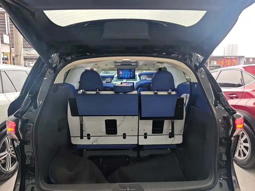 Toyota Granvia — фото 4