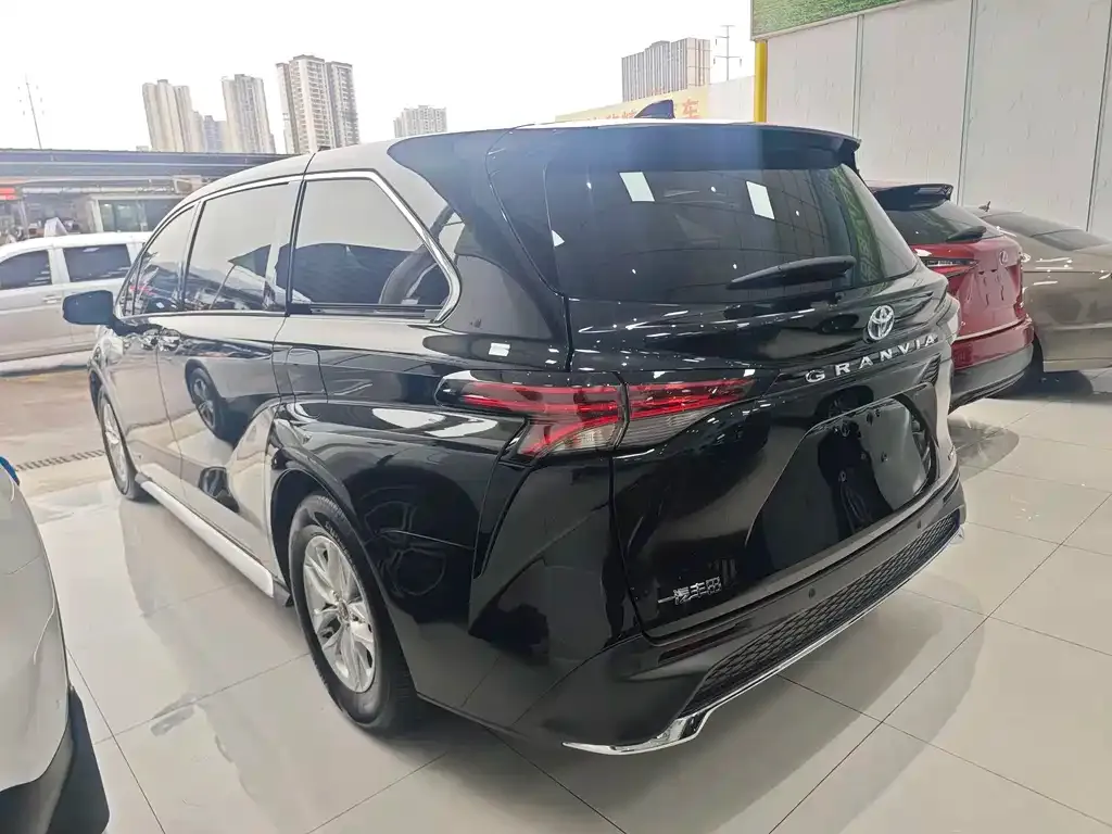 Toyota Granvia — фото 8