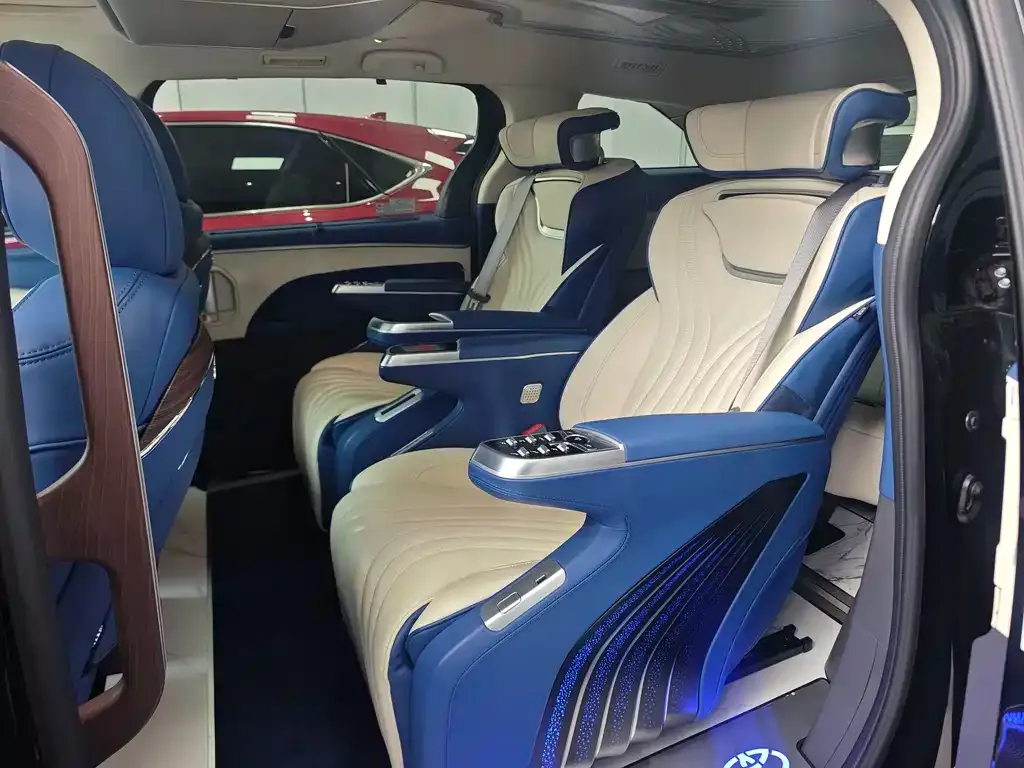 Toyota Granvia — фото 7