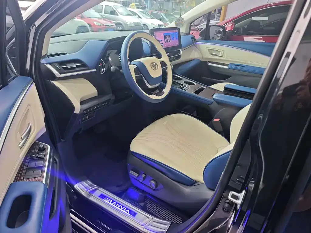Toyota Granvia — фото 10