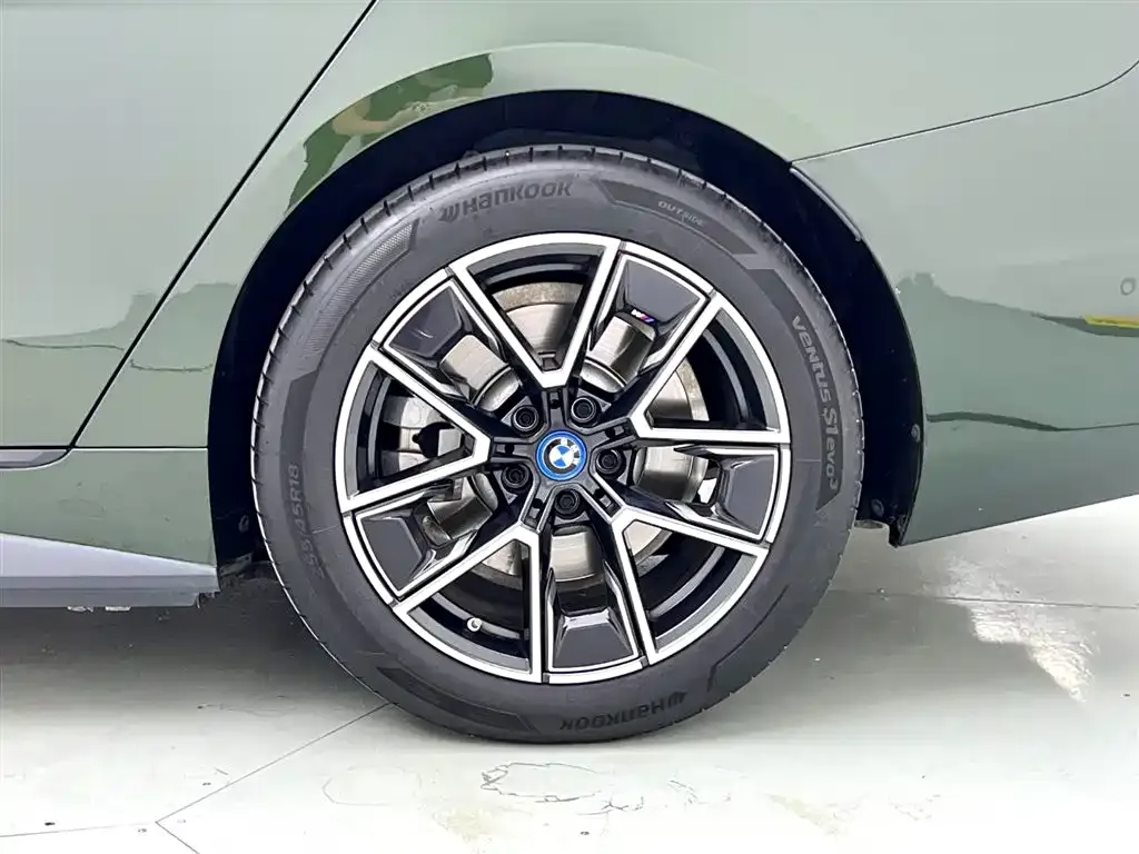BMW i4 — фото 8