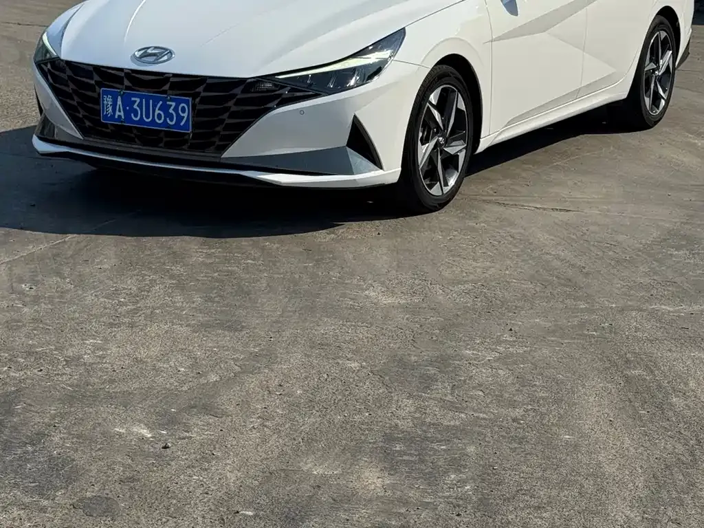 Hyundai Elantra — фото 1