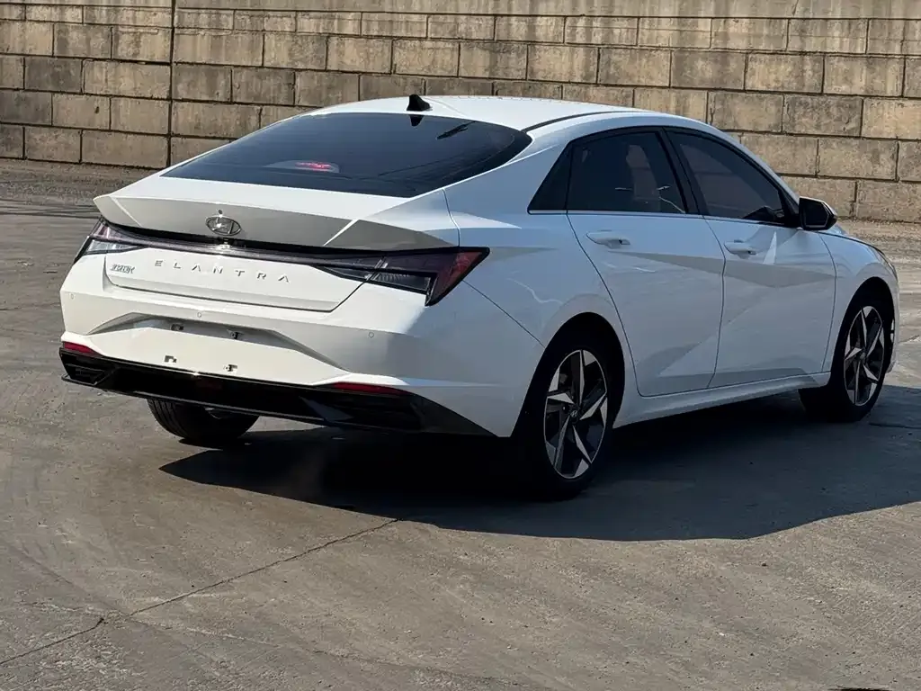Hyundai Elantra — фото 8