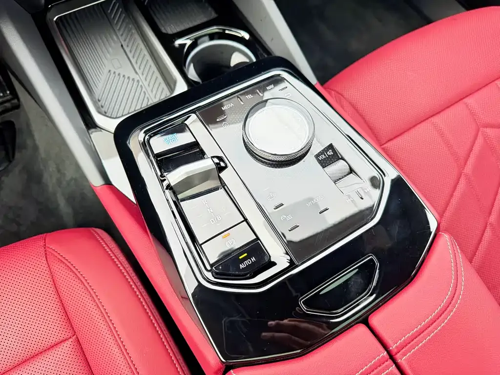 BMW i5 — фото 8