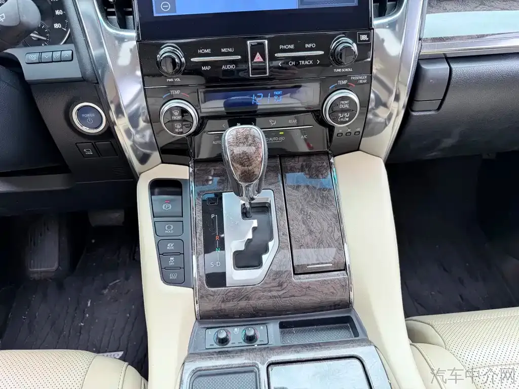 Toyota Alphard — фото 8