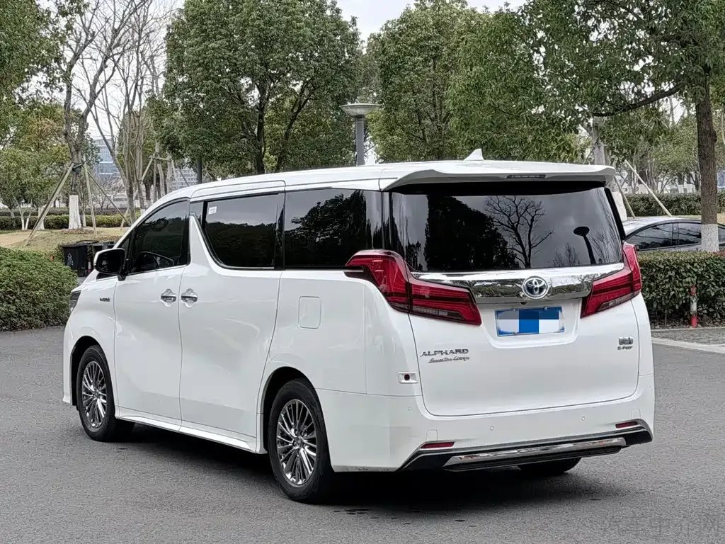 Toyota Alphard — фото 5