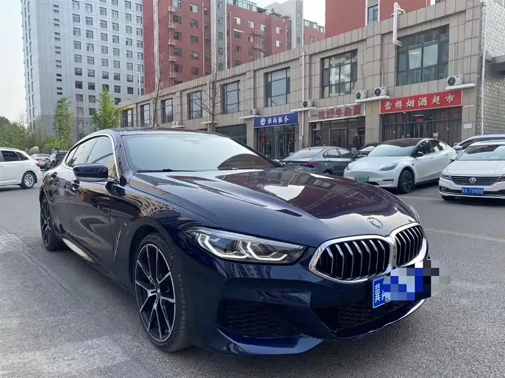 BMW 8 Series — фото 1