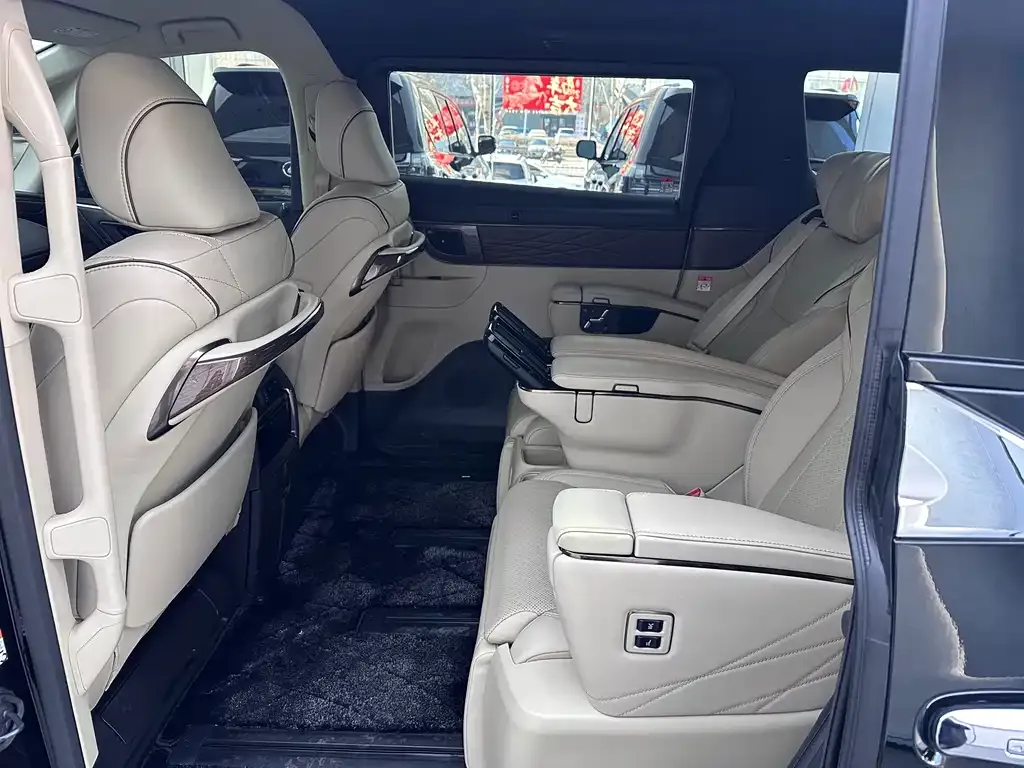 Toyota Vellfire — фото 2