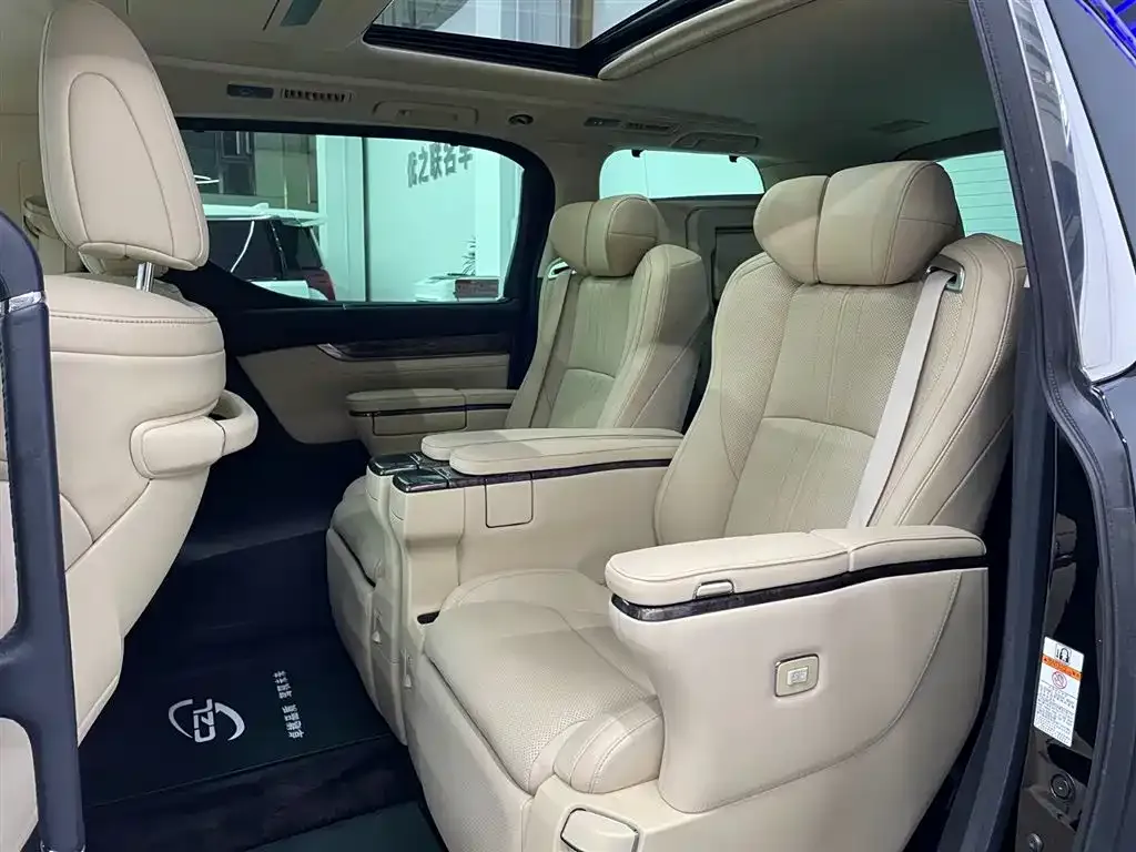 Toyota Vellfire — фото 8